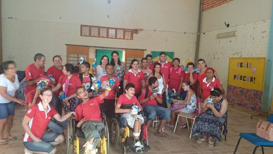 Alunos das escolas municipais lotam a Praça da Liberdade para celebração da Páscoa