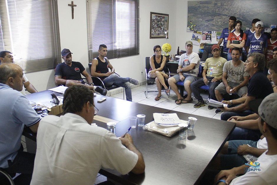 Prefeito Leleco recebe visita de atletas de Bonito no gabinete