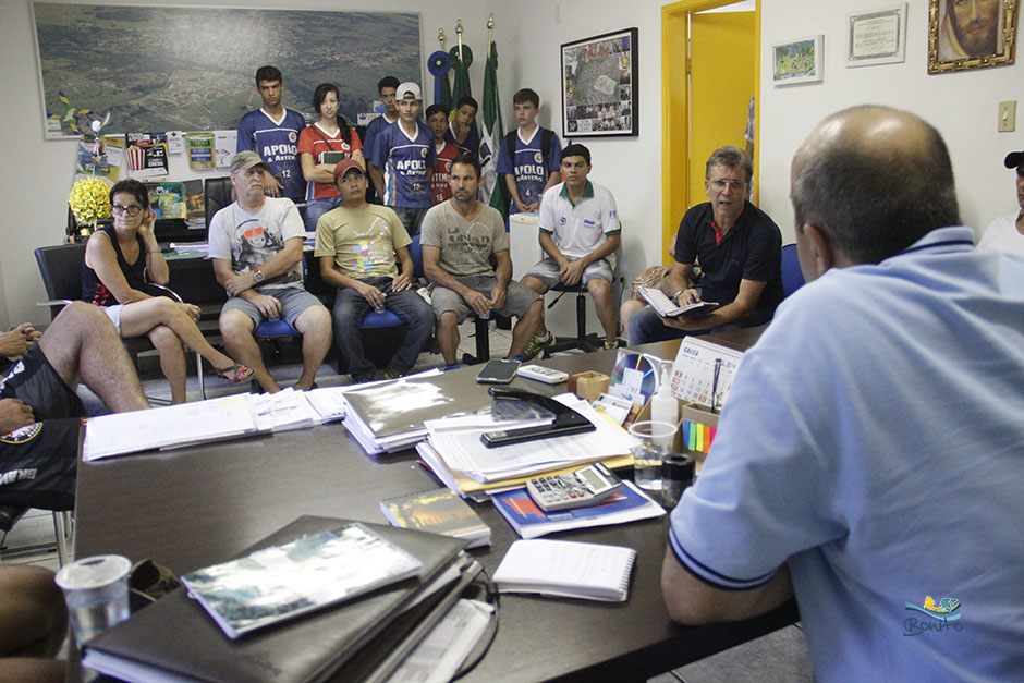 Prefeito Leleco recebe visita de atletas de Bonito no gabinete