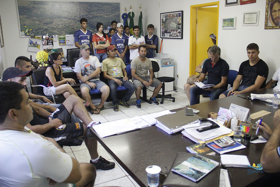 Prefeito Leleco recebe visita de atletas de Bonito no gabinete