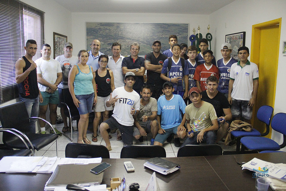 Prefeito Leleco recebe visita de atletas de Bonito no gabinete