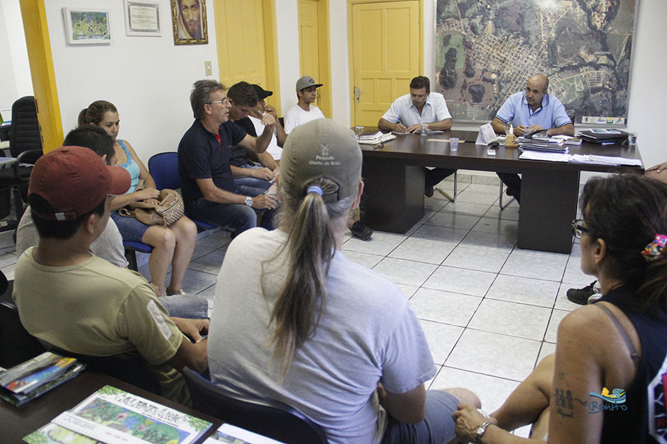 Prefeito Leleco recebe visita de atletas de Bonito no gabinete