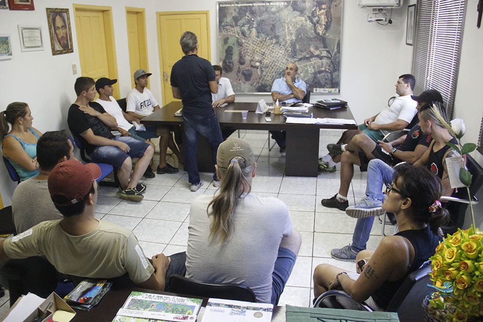 Prefeito Leleco recebe visita de atletas de Bonito no gabinete