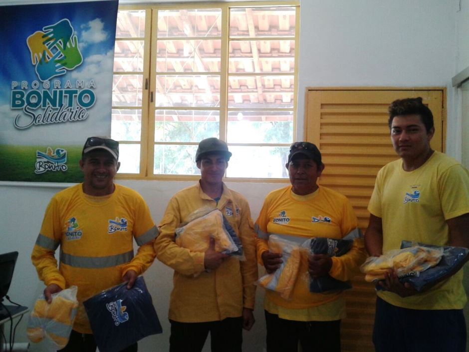 Programa Bonito Solidário recebe novos uniformes, pagamento e participa de 'quebra torto'