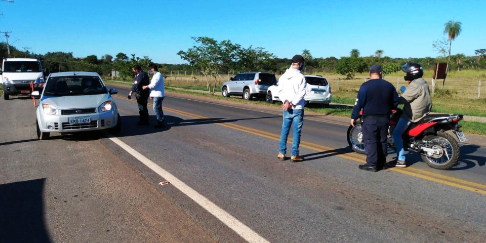 Barreira sanitária faz controle de veículos na entrada da cidade