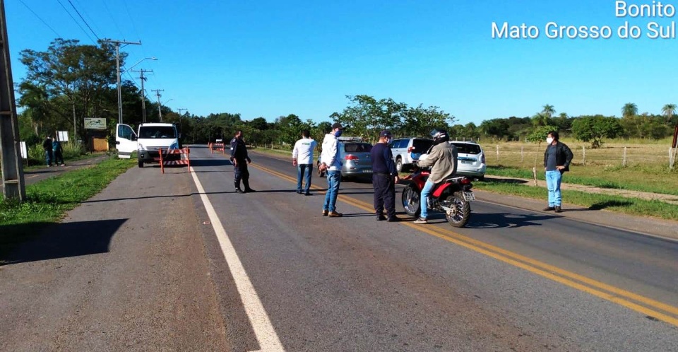 Barreira sanitária faz controle de veículos na entrada da cidade