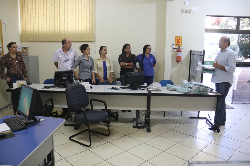 Prefeito Leleco faz entrega de novos uniformes para equipe de tributação