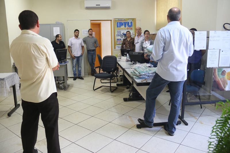 Prefeito Leleco faz entrega de novos uniformes para equipe de tributação