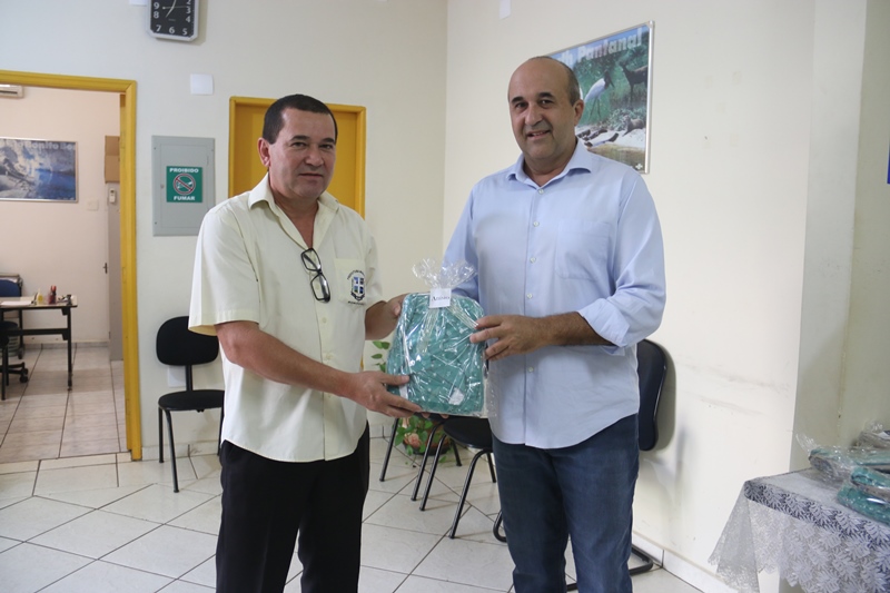 Prefeito Leleco faz entrega de novos uniformes para equipe de tributação