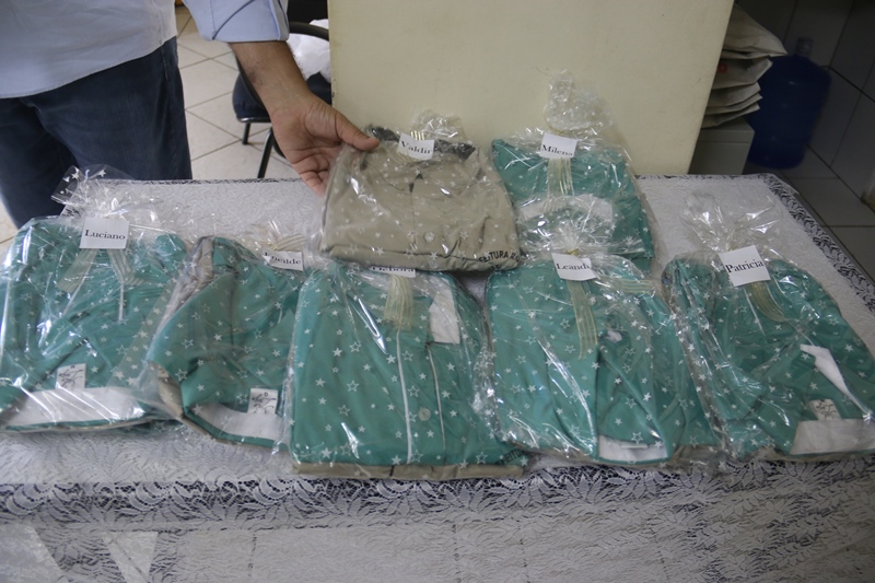 Prefeito Leleco faz entrega de novos uniformes para equipe de tributação