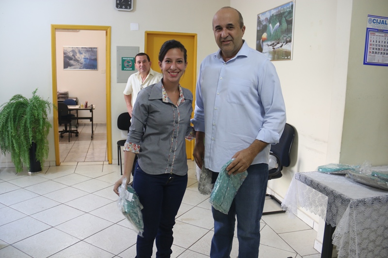Prefeito Leleco faz entrega de novos uniformes para equipe de tributação