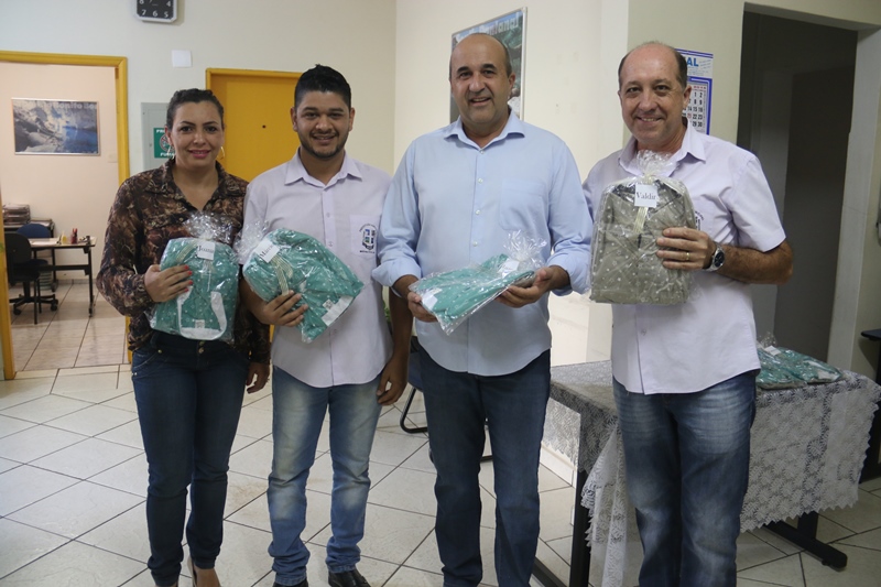 Prefeito Leleco faz entrega de novos uniformes para equipe de tributação