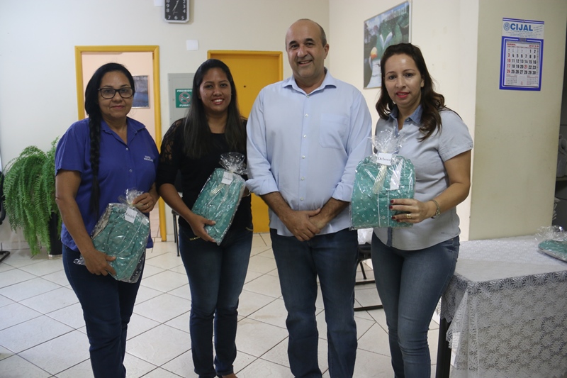 Prefeito Leleco faz entrega de novos uniformes para equipe de tributação