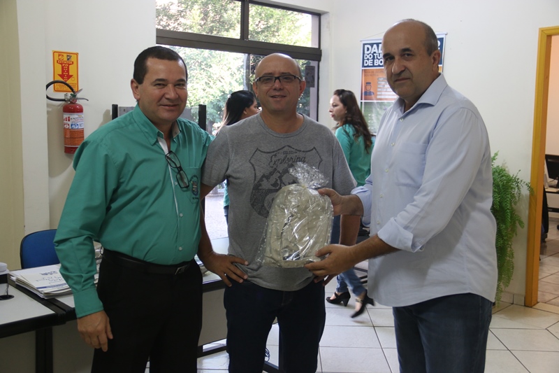 Prefeito Leleco faz entrega de novos uniformes para equipe de tributação