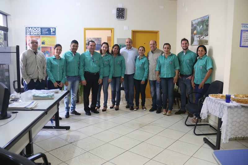 Prefeito Leleco faz entrega de novos uniformes para equipe de tributação