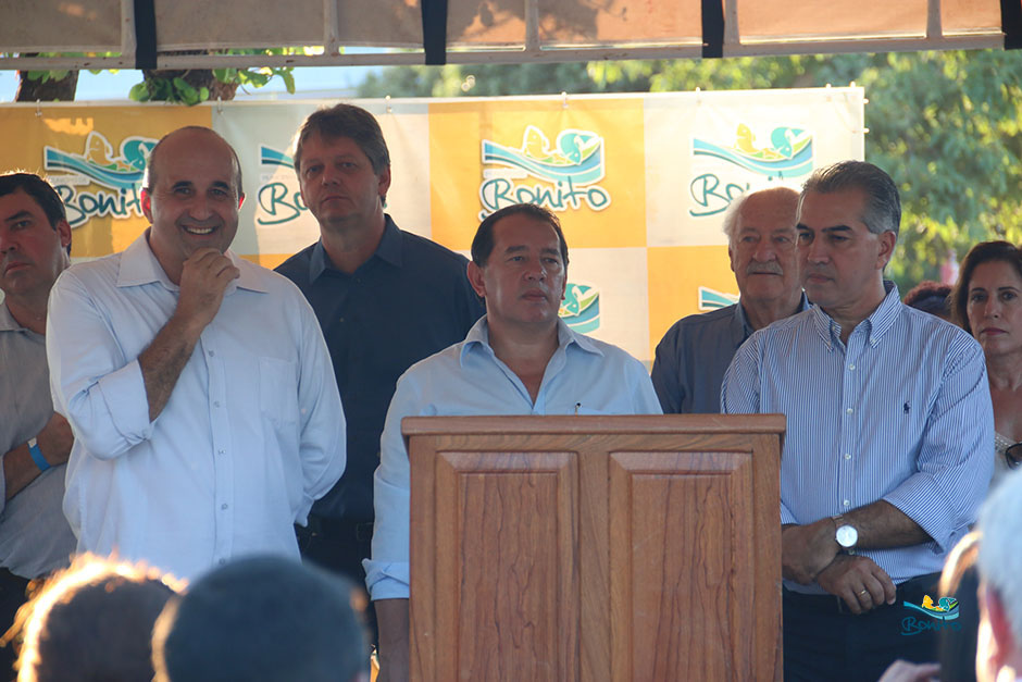 Prefeito Leleco e Governador Reinaldo Azambuja assinam convênios de melhorias para Bonito Prefeito Leleco e Governador Reinaldo Azambuja assinam convênios de melhorias para Bonito