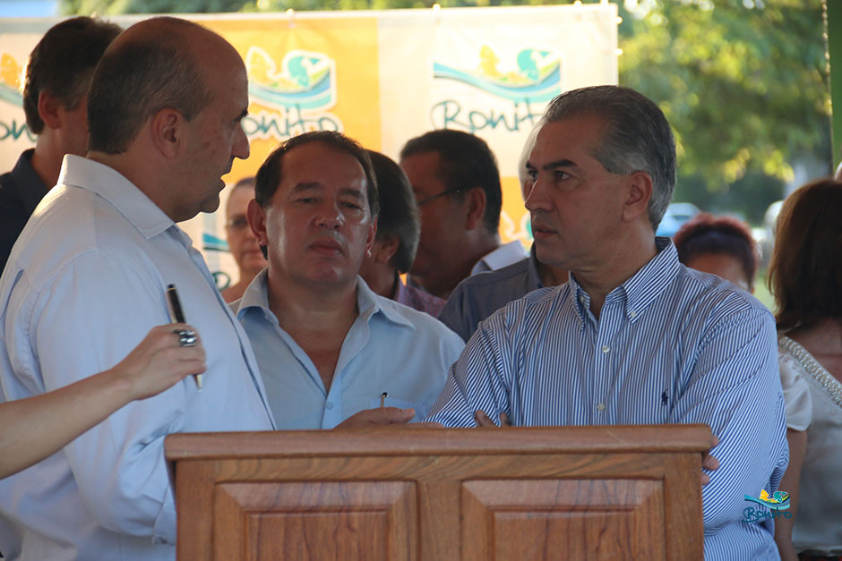 Prefeito Leleco e Governador Reinaldo Azambuja assinam convênios de melhorias para Bonito Prefeito Leleco e Governador Reinaldo Azambuja assinam convênios de melhorias para Bonito