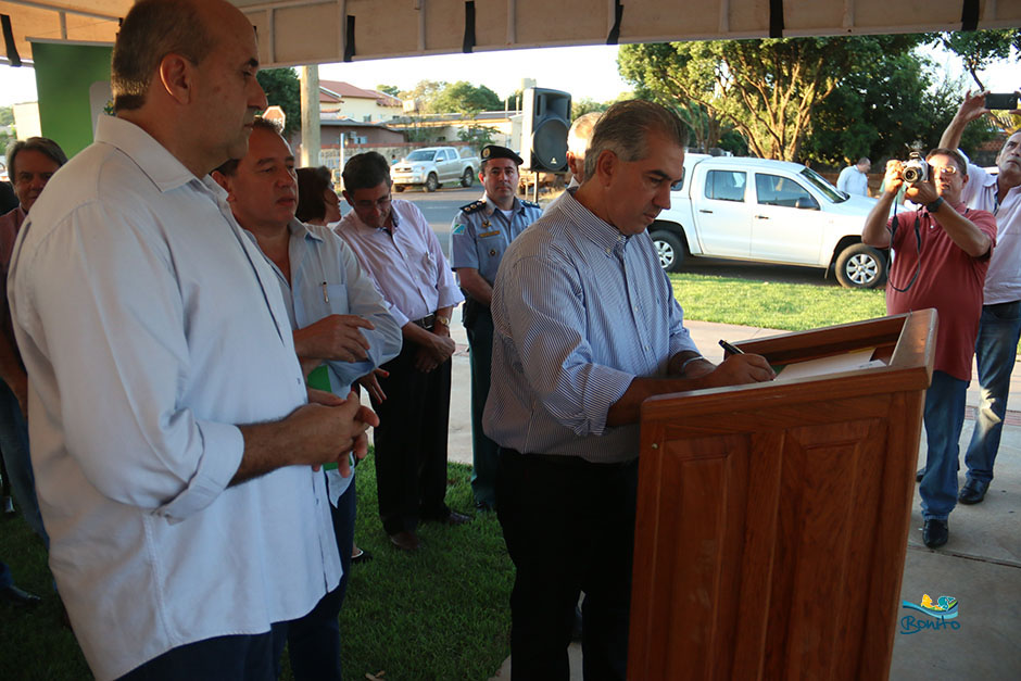 Prefeito Leleco e Governador Reinaldo Azambuja assinam convênios de melhorias para Bonito Prefeito Leleco e Governador Reinaldo Azambuja assinam convênios de melhorias para Bonito