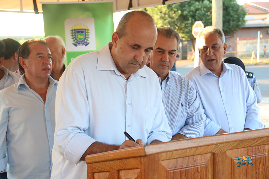 Prefeito Leleco e Governador Reinaldo Azambuja assinam convênios de melhorias para Bonito Prefeito Leleco e Governador Reinaldo Azambuja assinam convênios de melhorias para Bonito