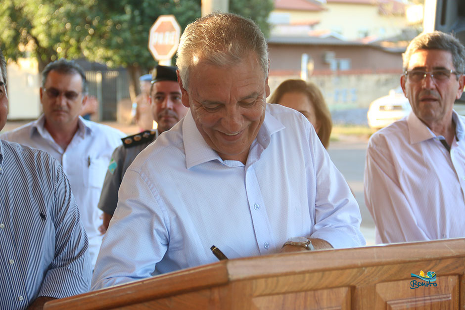 Prefeito Leleco e Governador Reinaldo Azambuja assinam convênios de melhorias para Bonito Prefeito Leleco e Governador Reinaldo Azambuja assinam convênios de melhorias para Bonito