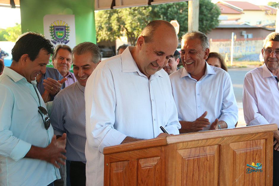 Prefeito Leleco e Governador Reinaldo Azambuja assinam convênios de melhorias para Bonito Prefeito Leleco e Governador Reinaldo Azambuja assinam convênios de melhorias para Bonito