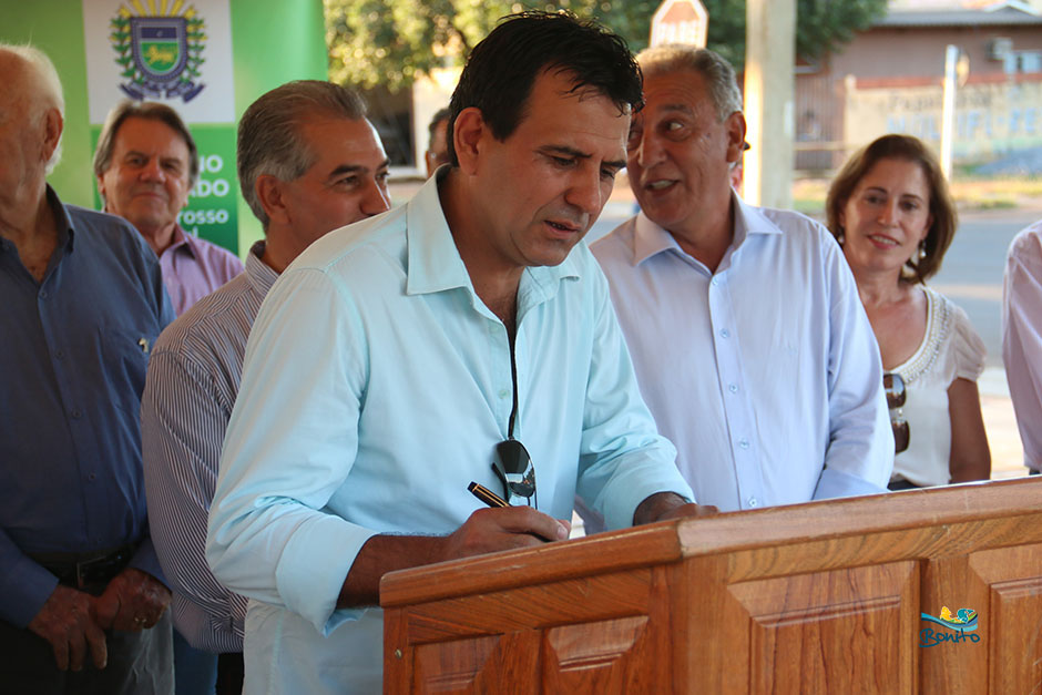 Prefeito Leleco e Governador Reinaldo Azambuja assinam convênios de melhorias para Bonito Prefeito Leleco e Governador Reinaldo Azambuja assinam convênios de melhorias para Bonito