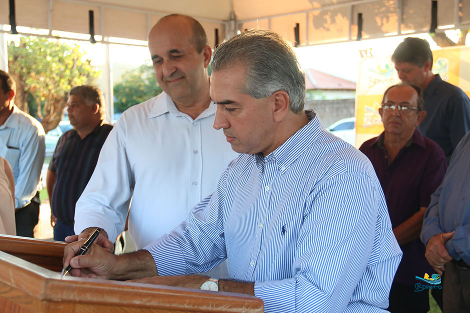 Prefeito Leleco e Governador Reinaldo Azambuja assinam convênios de melhorias para Bonito Prefeito Leleco e Governador Reinaldo Azambuja assinam convênios de melhorias para Bonito