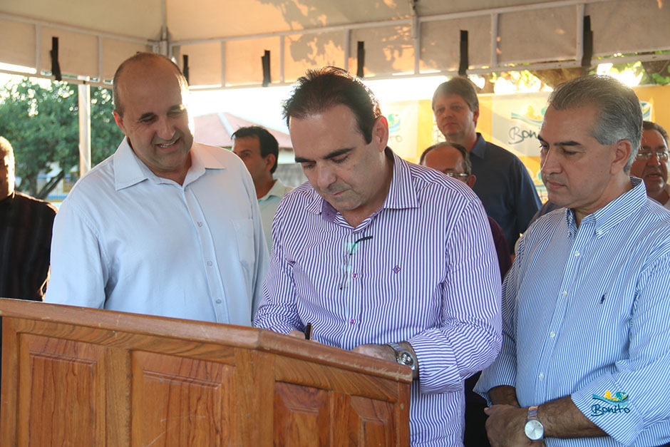 Prefeito Leleco e Governador Reinaldo Azambuja assinam convênios de melhorias para Bonito Prefeito Leleco e Governador Reinaldo Azambuja assinam convênios de melhorias para Bonito
