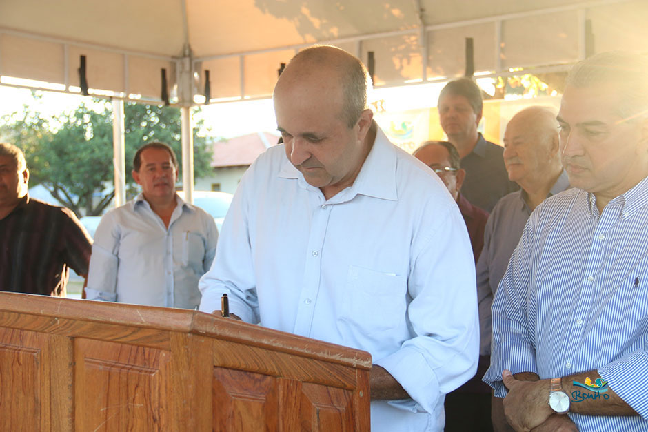 Prefeito Leleco e Governador Reinaldo Azambuja assinam convênios de melhorias para Bonito Prefeito Leleco e Governador Reinaldo Azambuja assinam convênios de melhorias para Bonito