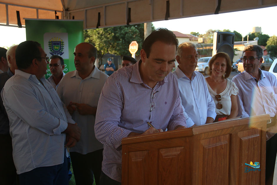 Prefeito Leleco e Governador Reinaldo Azambuja assinam convênios de melhorias para Bonito Prefeito Leleco e Governador Reinaldo Azambuja assinam convênios de melhorias para Bonito