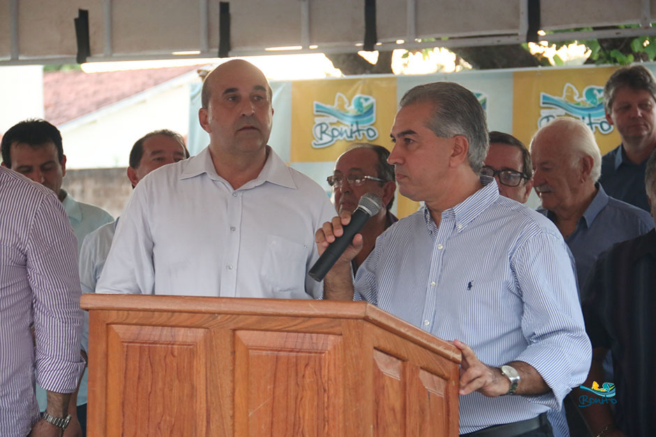 Prefeito Leleco e Governador Reinaldo Azambuja assinam convênios de melhorias para Bonito Prefeito Leleco e Governador Reinaldo Azambuja assinam convênios de melhorias para Bonito