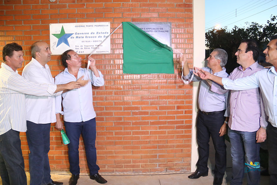 Prefeito Leleco e Governador Reinaldo Azambuja assinam convênios de melhorias para Bonito Prefeito Leleco e Governador Reinaldo Azambuja assinam convênios de melhorias para Bonito