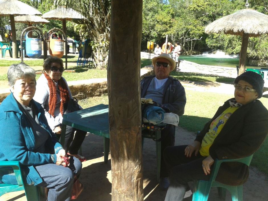 Grupo Conviver de Bonito passa o dia no Balneário do Sol
