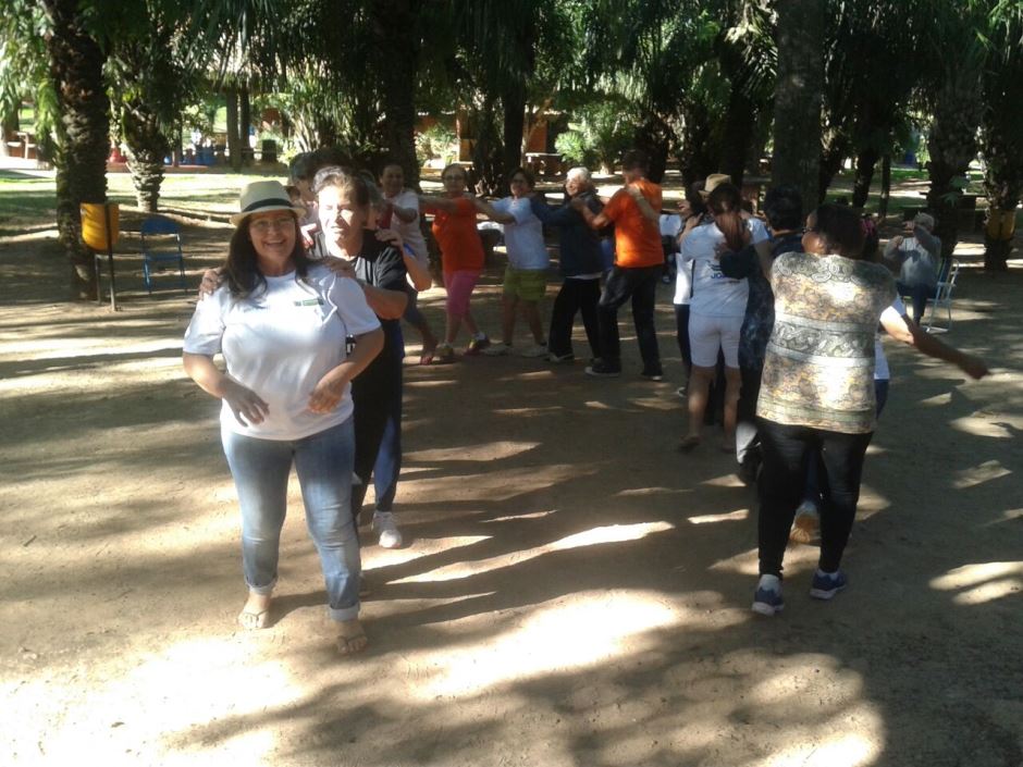 Grupo Conviver de Bonito passa o dia no Balneário do Sol