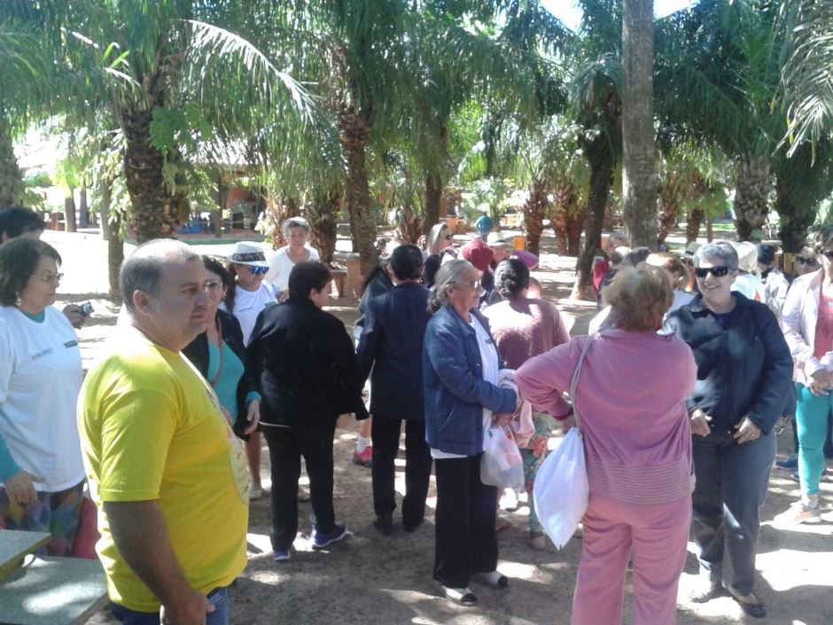 Grupo Conviver de Bonito passa o dia no Balneário do Sol