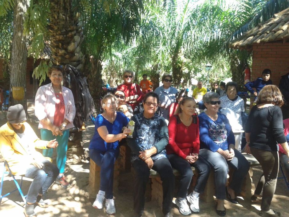 Grupo Conviver de Bonito passa o dia no Balneário do Sol