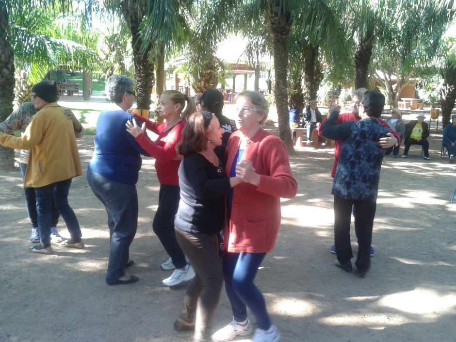 Grupo Conviver de Bonito passa o dia no Balneário do Sol