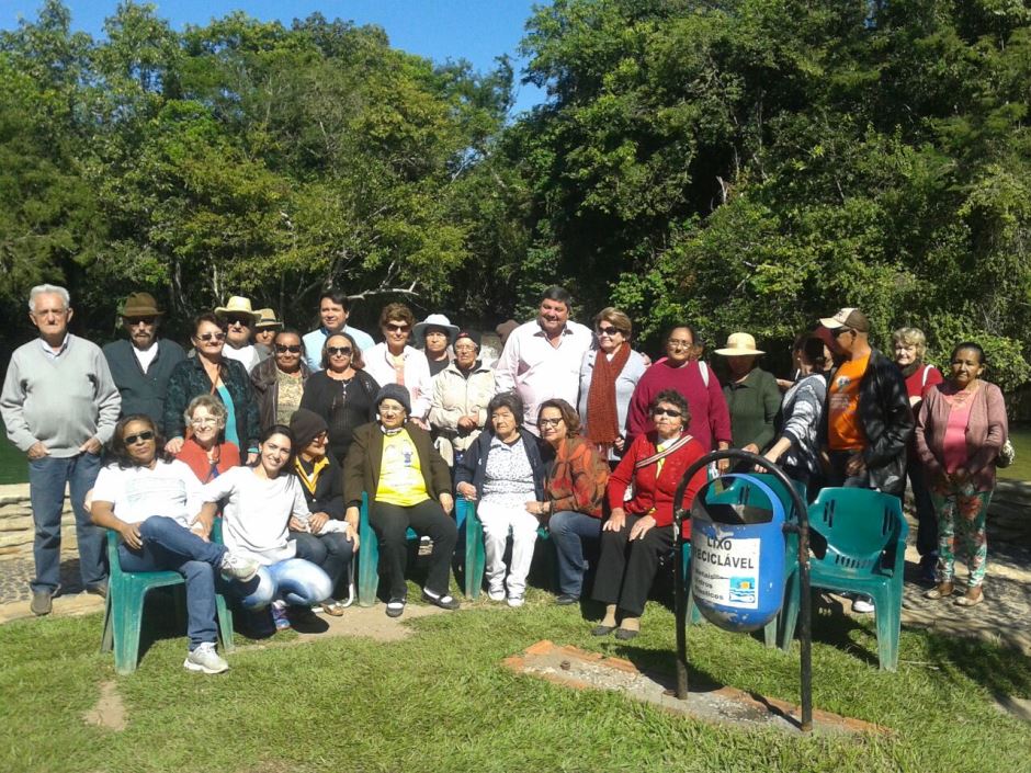 Grupo Conviver de Bonito passa o dia no Balneário do Sol