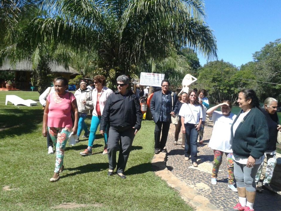 Grupo Conviver de Bonito passa o dia no Balneário do Sol