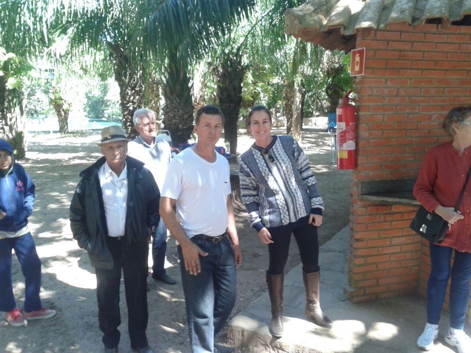 Grupo Conviver de Bonito passa o dia no Balneário do Sol