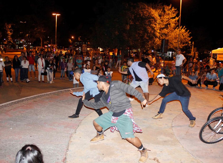 Galeria de Fotos do Bonito Esportivo pelas ruas da cidade
