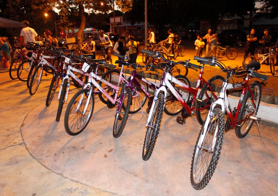 Galeria de Fotos do Bonito Esportivo pelas ruas da cidade