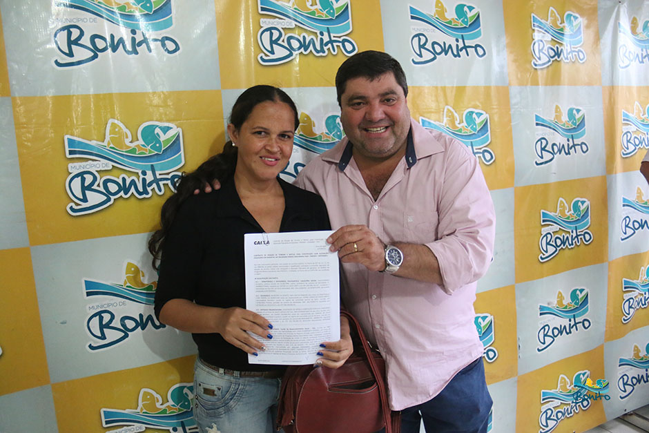 Com investimento de mais de 2 milhões da prefeitura, famílias assinam contrato de casas em Bonito