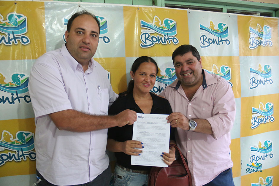 Com investimento de mais de 2 milhões da prefeitura, famílias assinam contrato de casas em Bonito