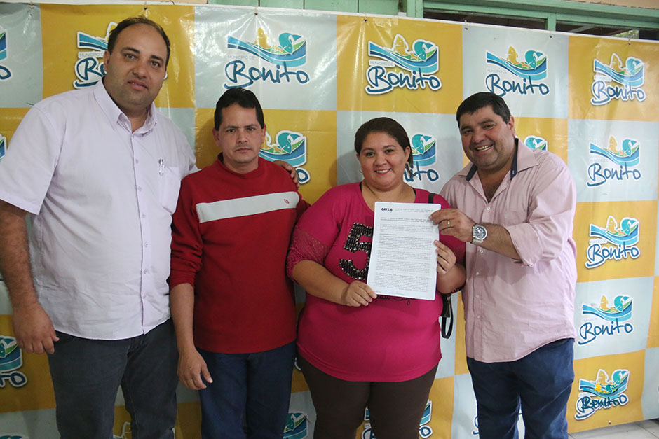 Com investimento de mais de 2 milhões da prefeitura, famílias assinam contrato de casas em Bonito