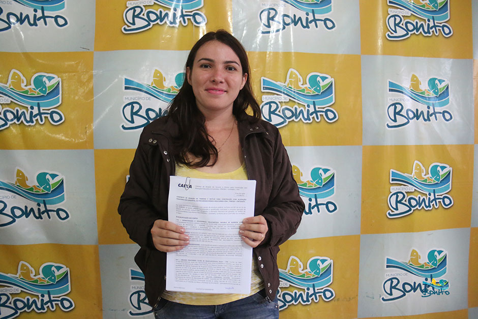 Com investimento de mais de 2 milhões da prefeitura, famílias assinam contrato de casas em Bonito