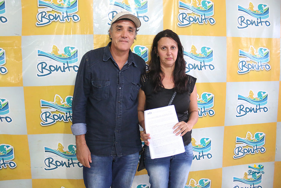 Com investimento de mais de 2 milhões da prefeitura, famílias assinam contrato de casas em Bonito