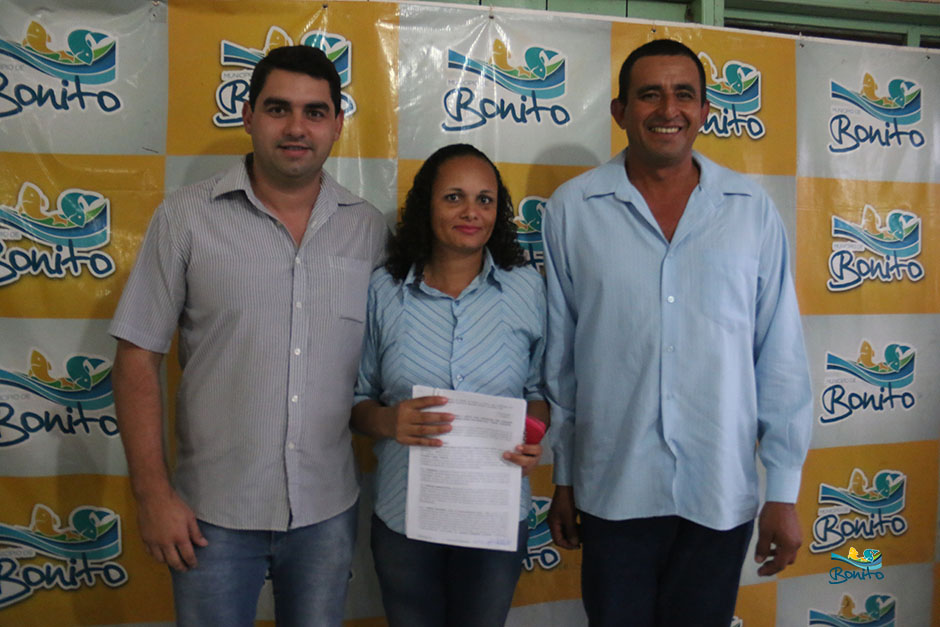 Com investimento de mais de 2 milhões da prefeitura, famílias assinam contrato de casas em Bonito