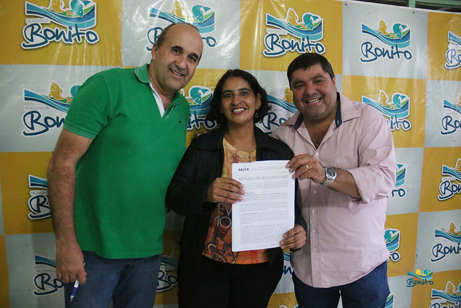 Com investimento de mais de 2 milhões da prefeitura, famílias assinam contrato de casas em Bonito