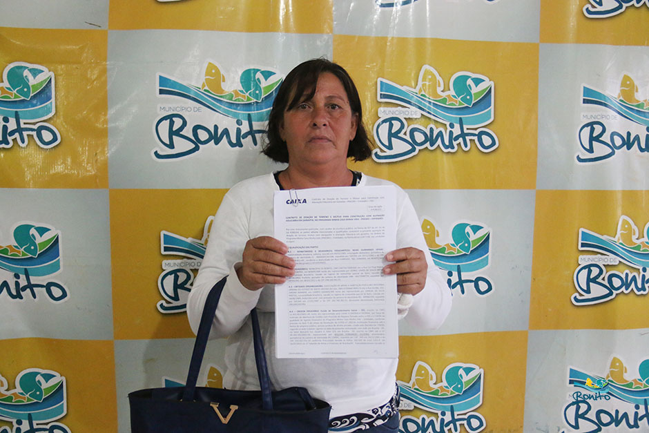 Com investimento de mais de 2 milhões da prefeitura, famílias assinam contrato de casas em Bonito